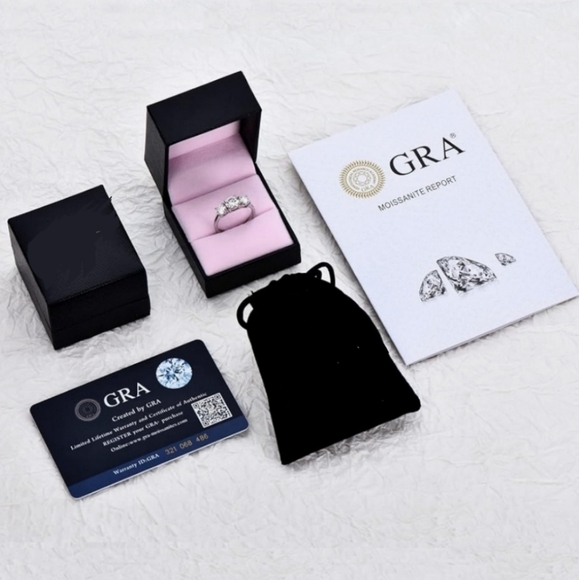 NIB Certified 2CT CENTER, 3 STONE 6CWT Diamond MOISSONITR RING 18kg/925 - Picture 9 of 12